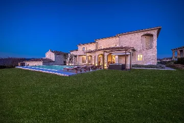 Bajkini 4-Bedroom Villa with Private Pool & Jacuzzi