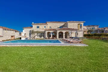 Bajkini 4-Bedroom Villa with Private Pool & Jacuzzi