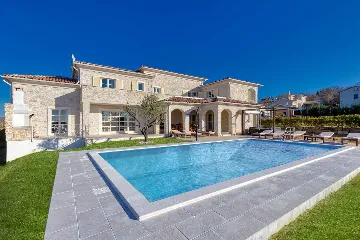 Bajkini 4-Bedroom Villa with Private Pool & Jacuzzi