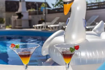 3-Bedroom Holiday House in Murvica for 10