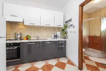 3-Bedroom Holiday House in Murvica for 10