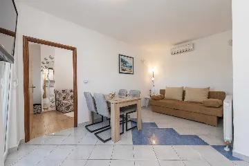 3-Bedroom Holiday House in Murvica for 10