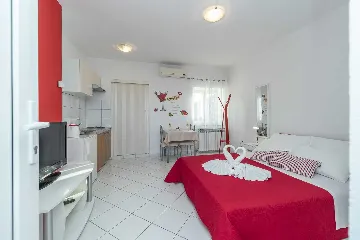 3-Bedroom Holiday House in Murvica for 10