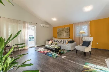 6-Bedroom Villa in Sukošan for Up to 10 Guests