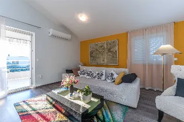 6-Bedroom Villa in Sukošan for Up to 10 Guests