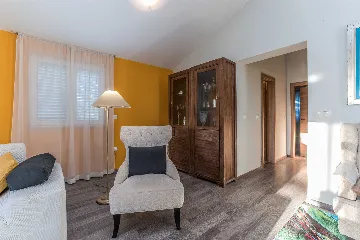6-Bedroom Villa in Sukošan for Up to 10 Guests