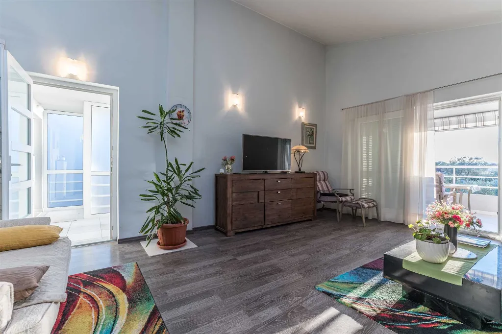 6-Bedroom Villa in Sukošan for Up to 10 Guests