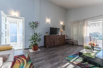 6-Bedroom Villa in Sukošan for Up to 10 Guests