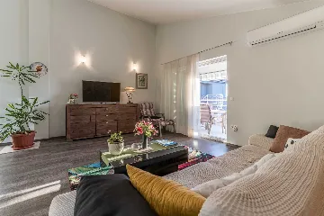 6-Bedroom Villa in Sukošan for Up to 10 Guests