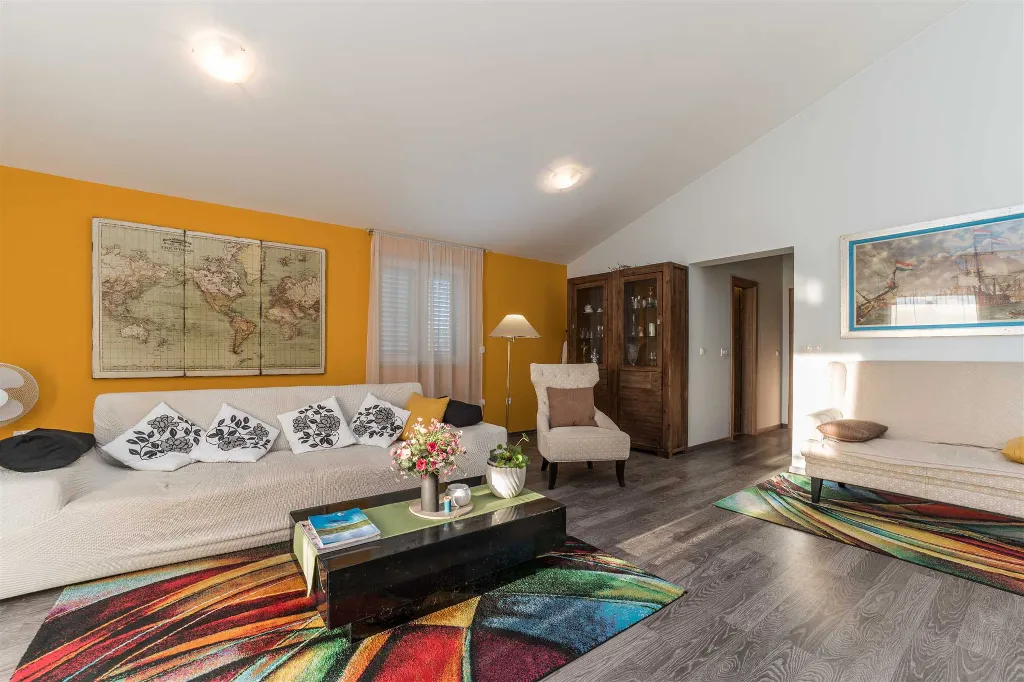 6-Bedroom Villa in Sukošan for Up to 10 Guests