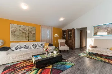 6-Bedroom Villa in Sukošan for Up to 10 Guests