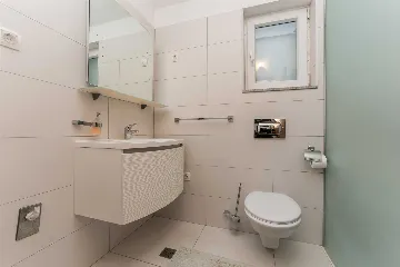 6-Bedroom Villa in Sukošan for Up to 10 Guests