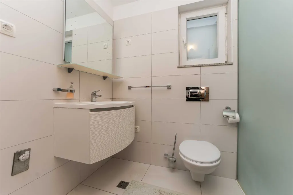 6-Bedroom Villa in Sukošan for Up to 10 Guests