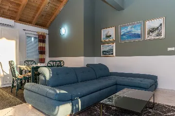 6-Bedroom Villa in Sukošan for Up to 10 Guests