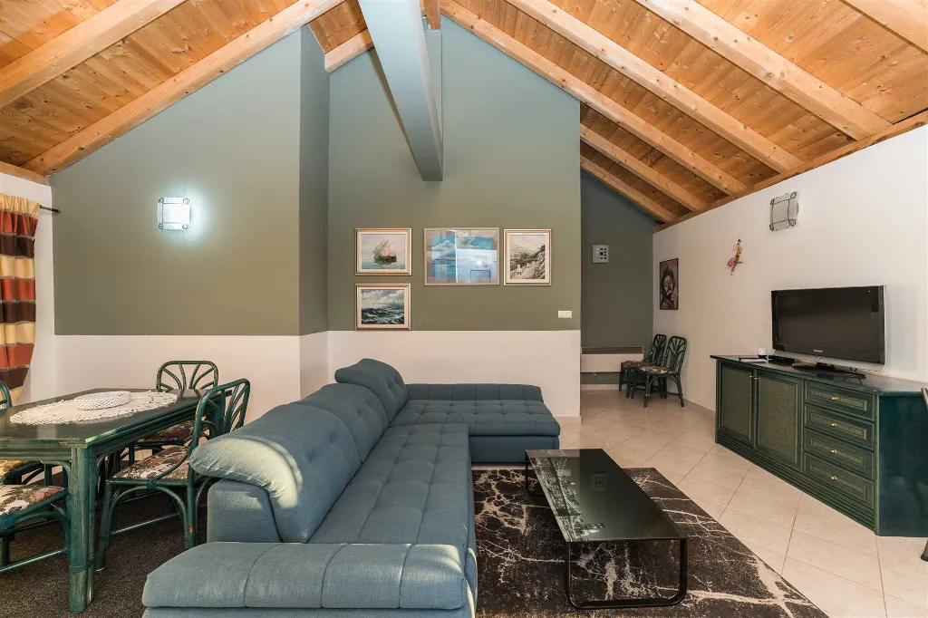 6-Bedroom Villa in Sukošan for Up to 10 Guests