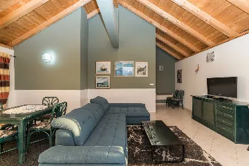 6-Bedroom Villa in Sukošan for Up to 10 Guests