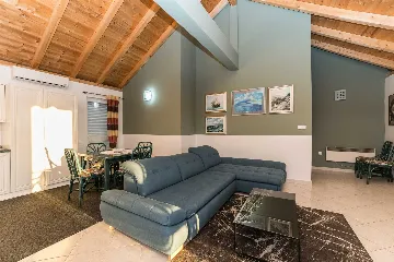 6-Bedroom Villa in Sukošan for Up to 10 Guests