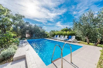 6-Bedroom Villa in Sukošan for Up to 10 Guests