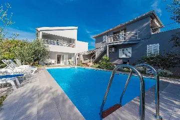 6-Bedroom Villa in Sukošan for Up to 10 Guests