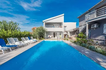 6-Bedroom Villa in Sukošan for Up to 10 Guests