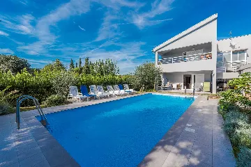 6-Bedroom Villa in Sukošan for Up to 10 Guests