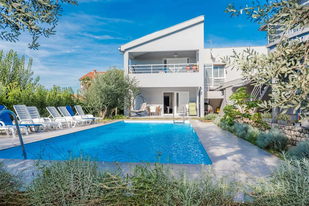6-Bedroom Villa in Sukošan for Up to 10 Guests