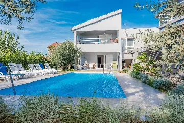 6-Bedroom Villa in Sukošan for Up to 10 Guests