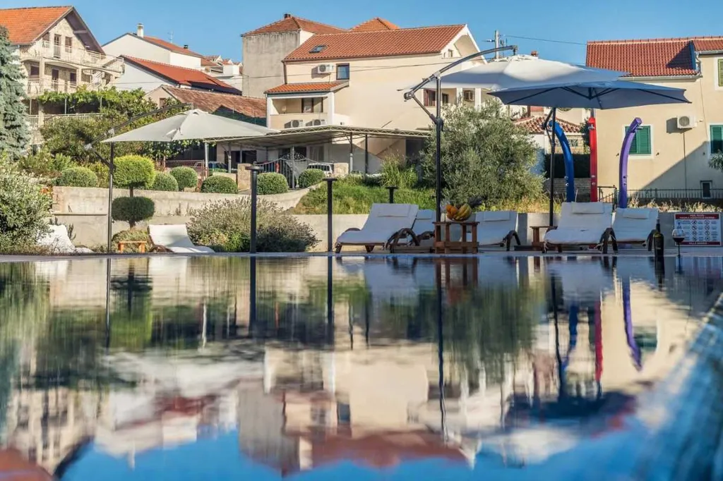Sea-View 1-Bedroom Apartment in Sv. Filip i Jakov