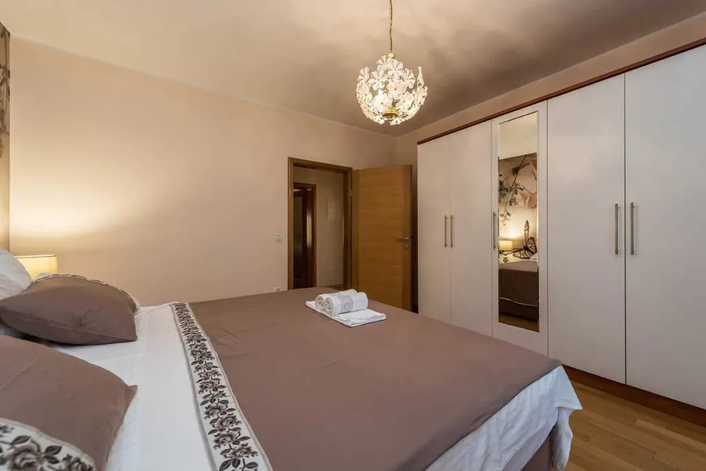 Sea-View 1-Bedroom Apartment in Sv. Filip i Jakov
