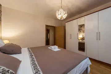 Sea-View 1-Bedroom Apartment in Sv. Filip i Jakov