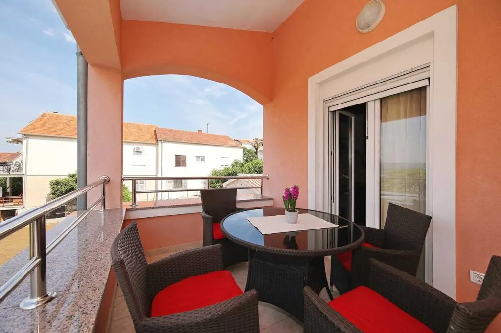 Sea-View 1-Bedroom Apartment in Sv. Filip i Jakov