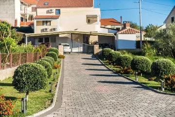 Sea-View 1-Bedroom Apartment in Sv. Filip i Jakov