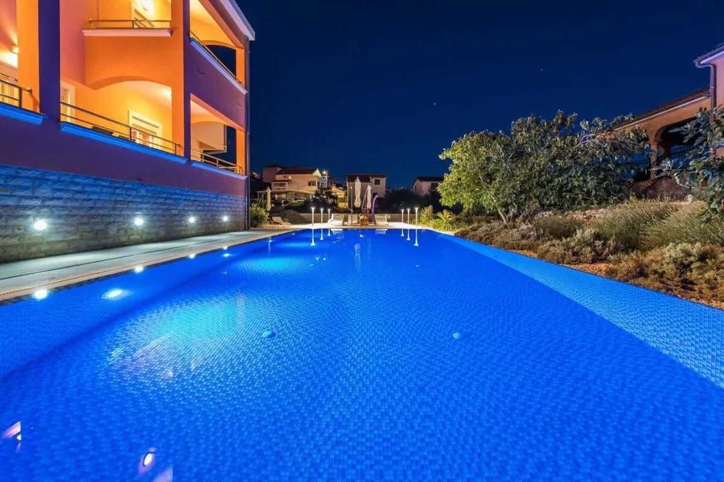 Sea-View Apartment in Sv. Filip i Jakov for 6