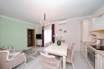 Sea-View Apartment in Sv. Filip i Jakov for 6