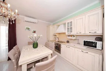 Sea-View Apartment in Sv. Filip i Jakov for 6