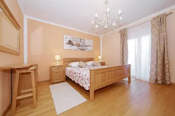 Sea-View Apartment in Sv. Filip i Jakov for 6