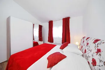 Sea-View Apartment in Sv. Filip i Jakov for 6