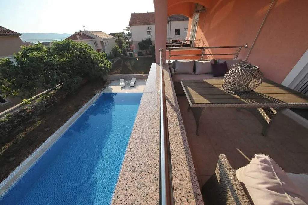 Sea-View Apartment in Sv. Filip i Jakov for 6