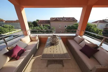 Sea-View Apartment in Sv. Filip i Jakov for 6