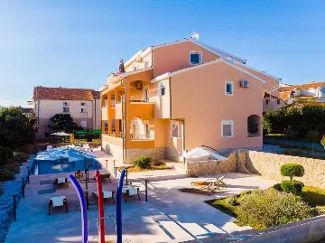 Sea-View Apartment in Sv. Filip i Jakov for 6