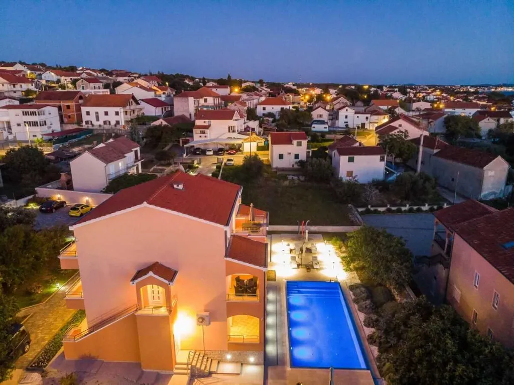 Sea-View Apartment in Sv. Filip i Jakov for 6