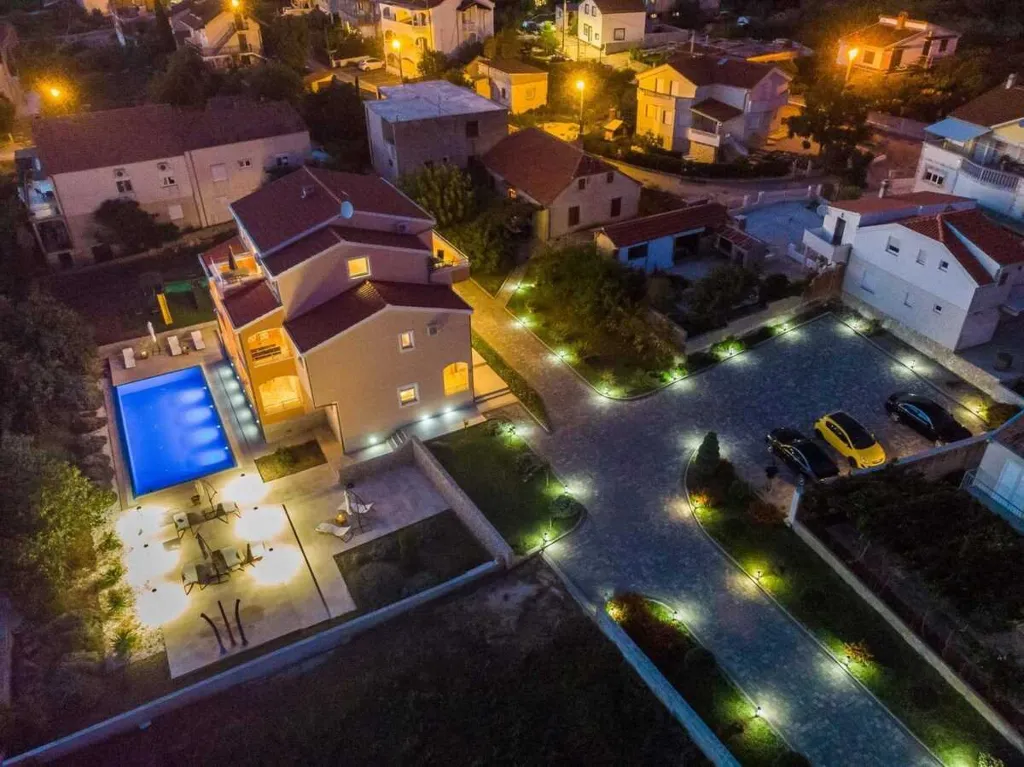 Sea-View Apartment in Sv. Filip i Jakov for 6