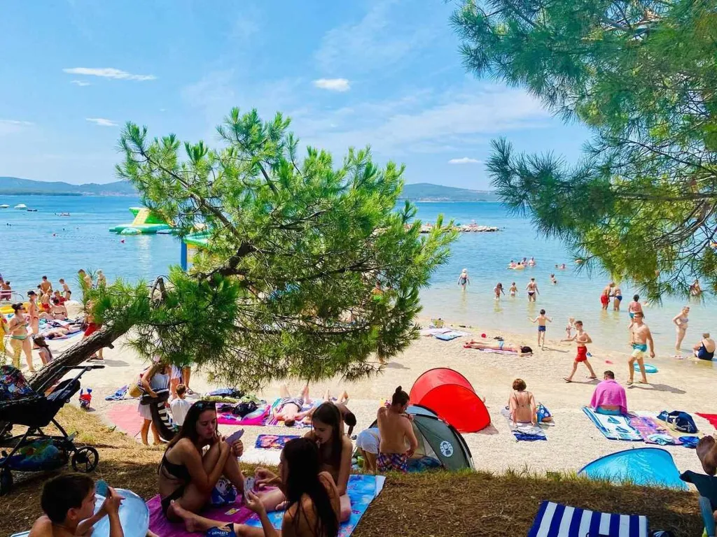 Sea-View Apartment in Sv. Filip i Jakov for 6
