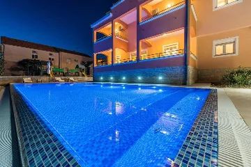 Apartment with Infinity Pool in Sv. Filip i Jakov