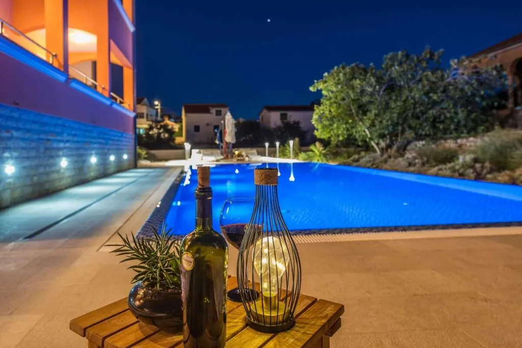 Apartment with Infinity Pool in Sv. Filip i Jakov