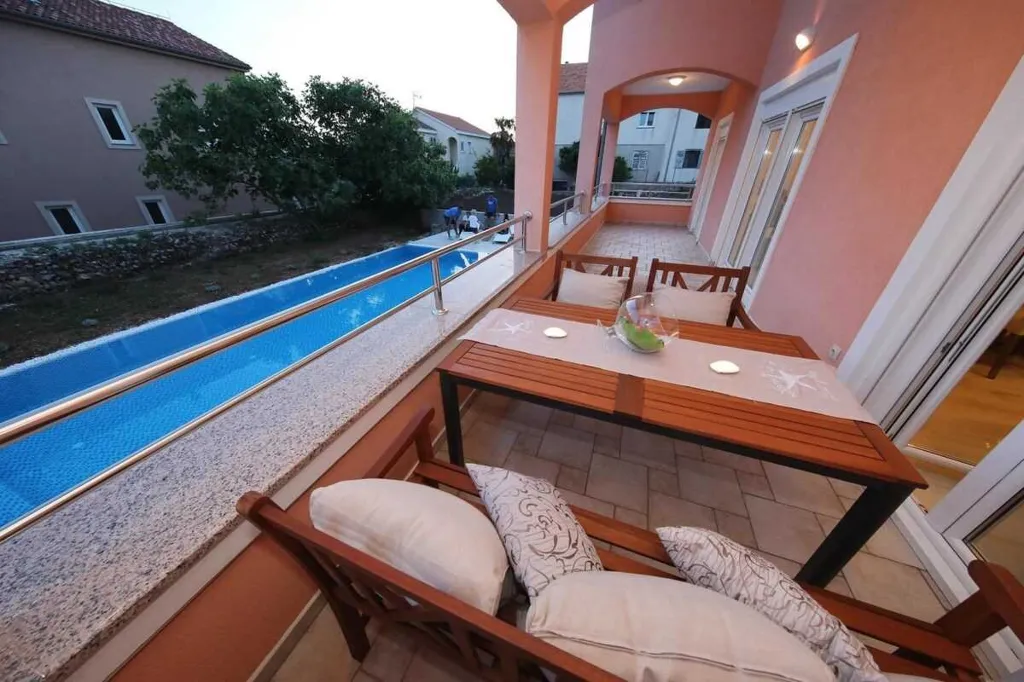 Apartment with Infinity Pool in Sv. Filip i Jakov