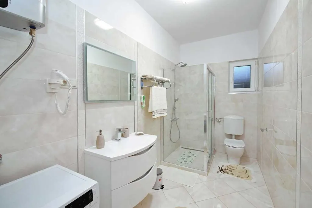 Apartment with Infinity Pool in Sv. Filip i Jakov