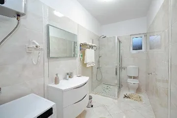 Apartment with Infinity Pool in Sv. Filip i Jakov