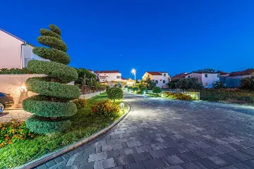 Apartment with Infinity Pool in Sv. Filip i Jakov