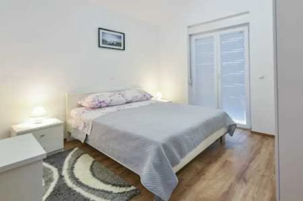 Vrsi Apartment with Heated Pool & Sea View